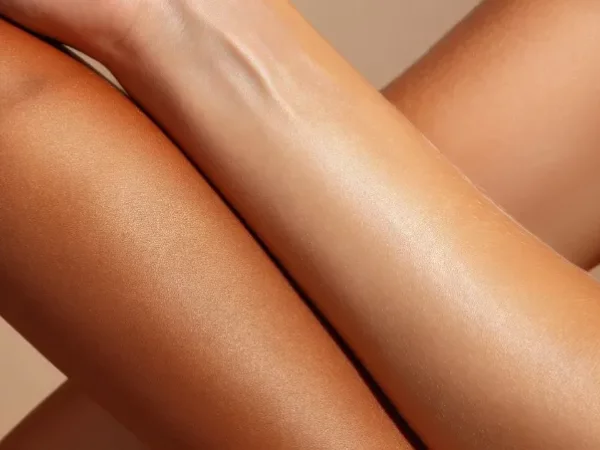 Peau bronzée, risques invisibles