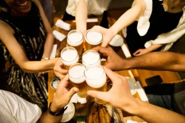 Binge drinking: même rarement, le risque n’est pas anodin