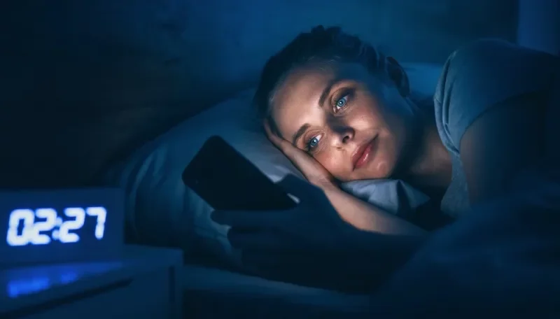 Doomscrolling: als schermgebruik aan de slaap knabbelt