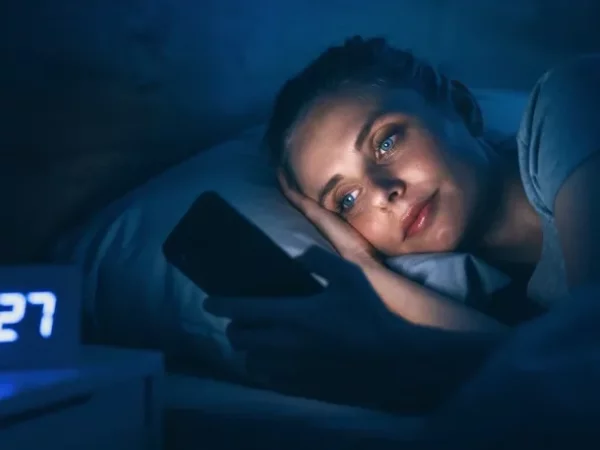 Doomscrolling: quand l’écran grignote le sommeil