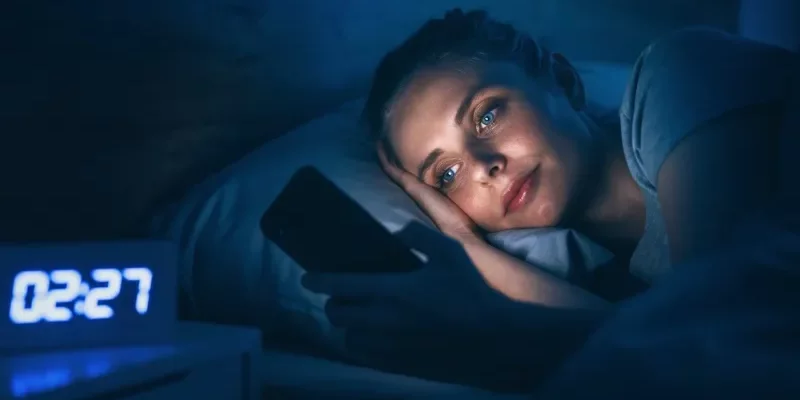 Doomscrolling: als schermgebruik aan de slaap knabbelt