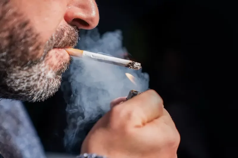 Les enfants de pères fumeurs à l’adolescence vieillissent plus vite