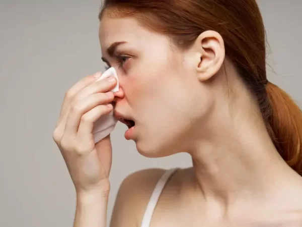 Rhinite allergique saisonnière: le lavage oculaire pour soulager les yeux