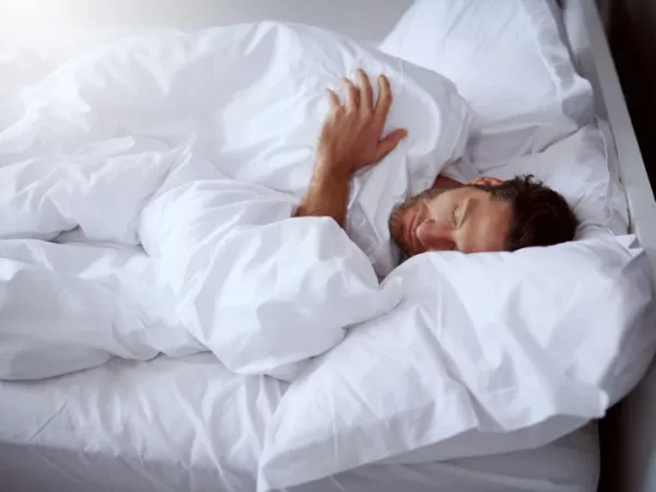 Dormir sur le côté gauche pour combattre le reflux?