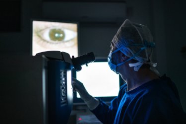 Soins pré- et post-opératoires de l'oeil