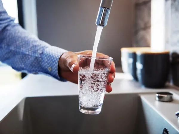 Is plat water beter voor de gezondheid dan bruiswater?