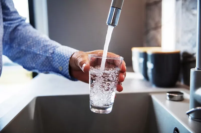 L'eau plate, meilleure pour la santé que l'eau gazeuse?