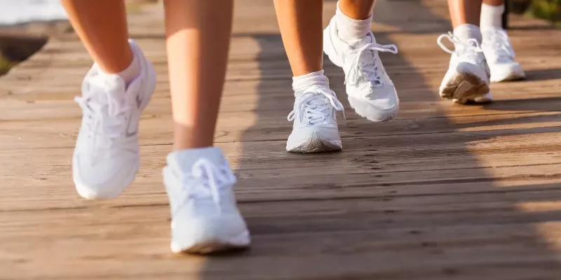 Marcher plus loin et plus vite réduit le risque cardiovasculaire