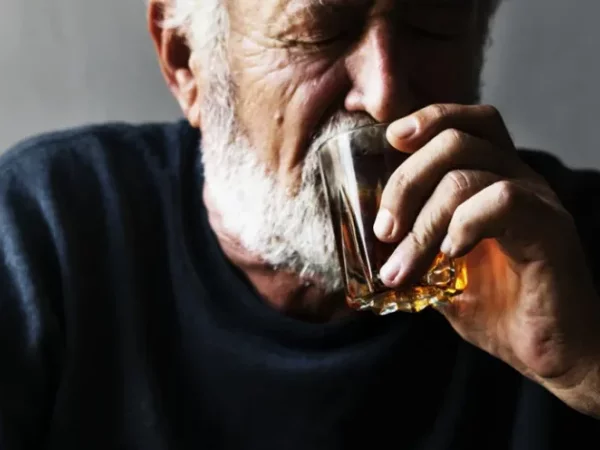 Waarom drinken oudere mensen zo veel?
