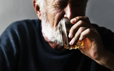 Waarom drinken oudere mensen zo veel?